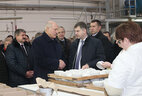 Александр Лукашенко во время посещения Добрушского фарфорового завода