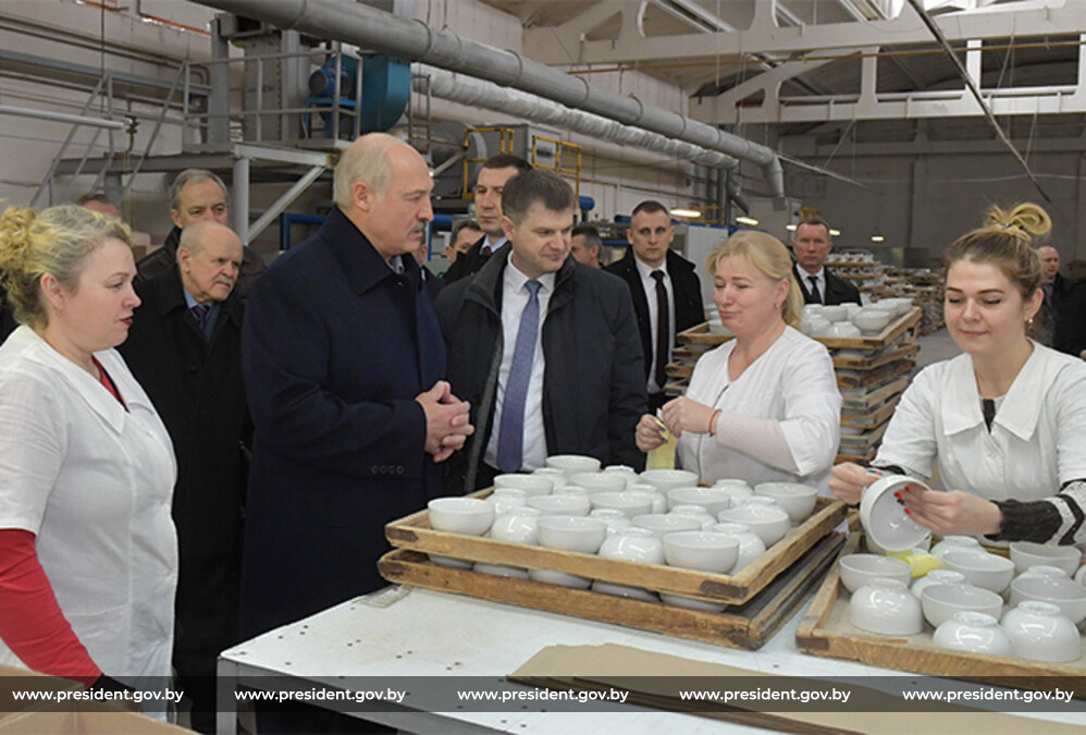 Александр Лукашенко во время посещения Добрушского фарфорового завода Александр Лукашенко во время посещения Добрушского фарфорового завода
