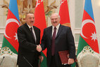 Президенты Беларуси и Азербайджана Александр Лукашенко и Ильхам Алиев во время церемонии подписания совместного заявления