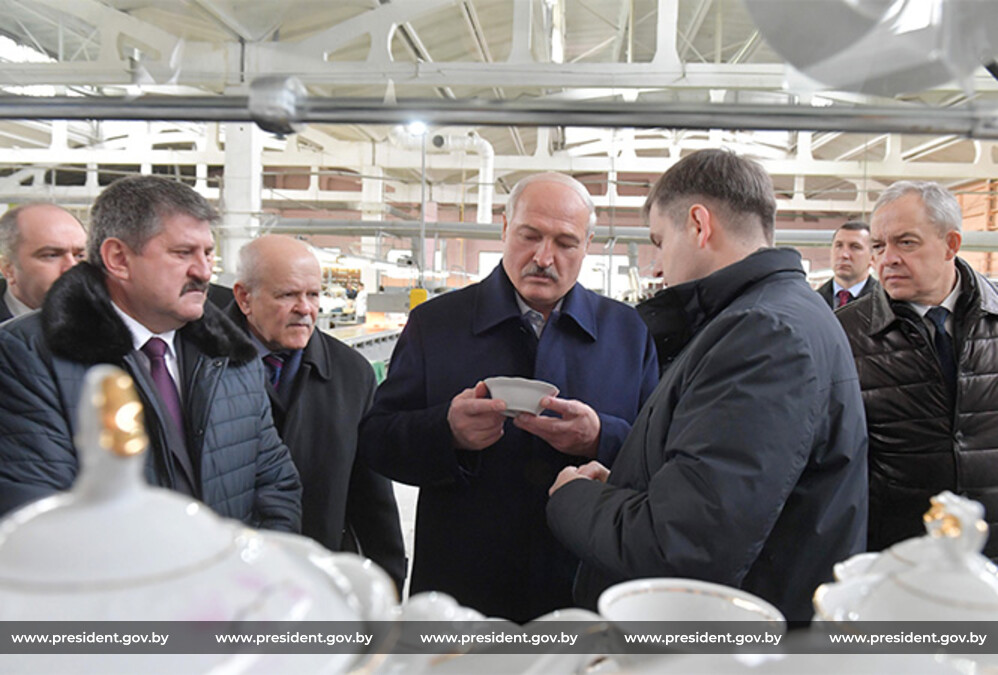 Александр Лукашенко во время посещения Добрушского фарфорового завода Александр Лукашенко во время посещения Добрушского фарфорового завода