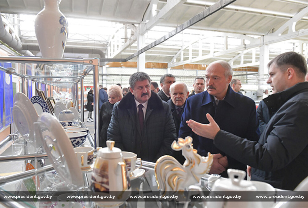 Александр Лукашенко во время посещения Добрушского фарфорового завода Александр Лукашенко во время посещения Добрушского фарфорового завода