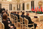 Президент Беларуси Александр Лукашенко и Президент Азербайджана Ильхам Алиев во время встречи с представителями СМИ по итогам переговоров