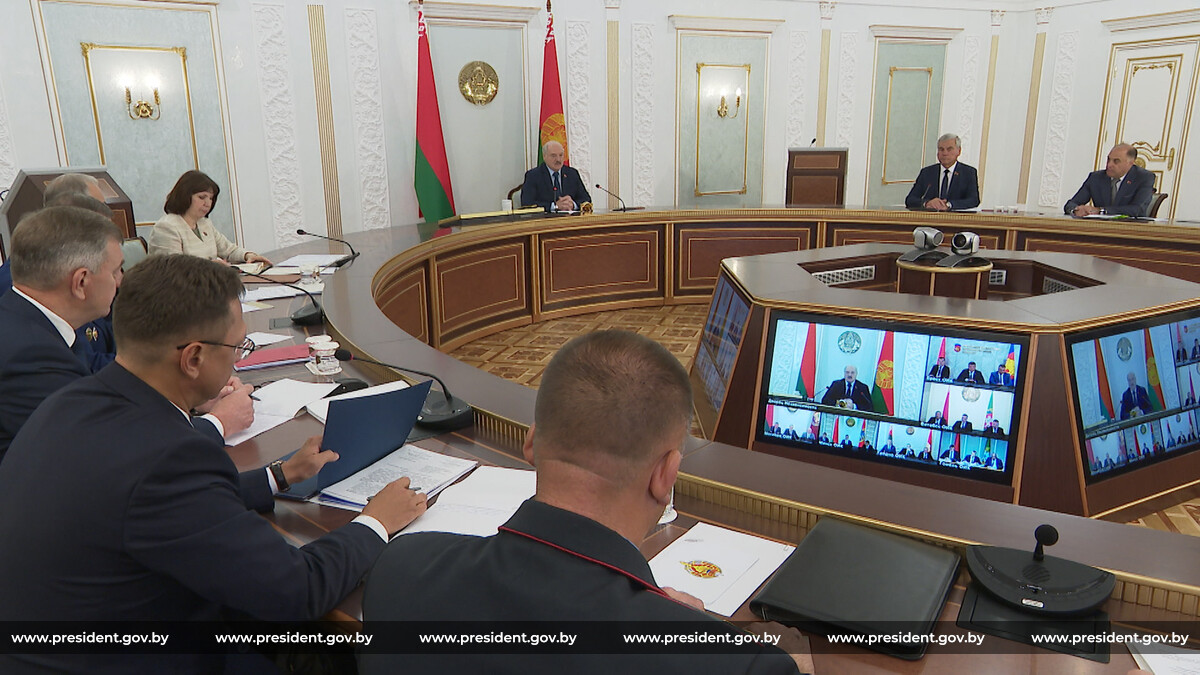 Республиканское селекторное совещание по вопросам уборочной кампании |  Официальный интернет-портал Президента Республики Беларусь