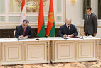 Belarusian President Alexander Lukashenko and Tajikistan President Emomali Rahmon sign a joint statement