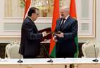 Belarusian President Alexander Lukashenko and Tajikistan President Emomali Rahmon sign a joint statement