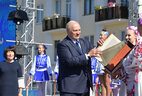 Александр Лукашенко подарил жителям города уникальный экземпляр Брестской, или так называемой Радзивилловской Библии