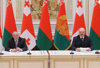 Belarus President Alexander Lukashenko and Georgia President Giorgi Margvelashvili meet with mass media representatives after the official talks