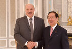 Президент Беларуси Александр Лукашенко и Министр по вопросам восстановления Японии, Министр по координации комплексной политики по преодолению последствий аварии на АЭС в Фукусиме Хиромити Ватанабэ
