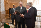 Президент Беларуси Александр Лукашенко и президент МОК Томас Бах