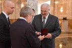 Президенту Беларуси на встрече была вручена юбилейная медаль Международного олимпийского комитета, выпущенная к 125-летию организации