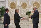 Александр Лукашенко приветствует Ангелу Меркель и Франсуа Олланда