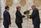 Александр Лукашенко приветствует Ангелу Меркель и Франсуа Олланда