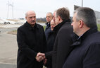 Александр Лукашенко во время посещения МТФ "Мглё"