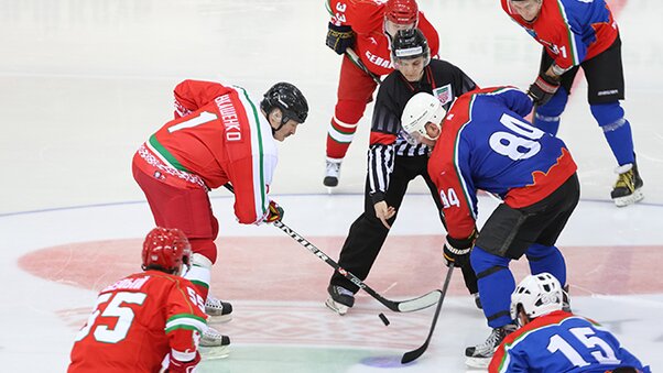 Александр Лукашенко во время матча Александр Лукашенко во время матча