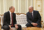 Перед началом переговоров "нормандской четверки" состоялось краткое общение Александра Лукашенко с Владимиром Путиным в неформальной обстановке