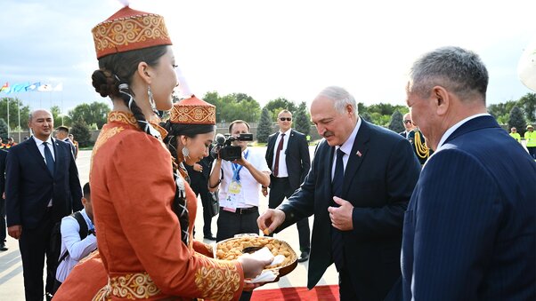 Рабочий визит в Кыргызстан Александр Лукашенко, баурсаки с медом