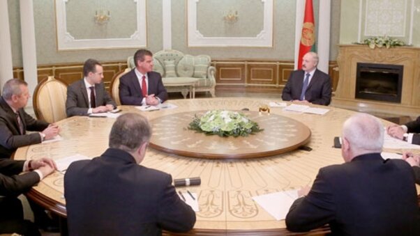 Прэзідэнт Рэспублікі Беларусь Аляксандр Лукашэнка ў час сустрэчы з генеральным дырэктарам швейцарскай кампаніі "Штадлер Рэйл Груп" Петэрам Шпулерам, 27 лютага 2014 г. Прэзідэнт Рэспублікі Беларусь Аляксандр Лукашэнка ў час сустрэчы з генеральным дырэктарам швейцарскай кампаніі "Штадлер Рэйл Груп" Петэрам Шпулерам, 27 лютага 2014 г.