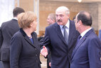 Александр Лукашенко провожает Ангелу Меркель и Франсуа Олланда