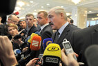 Александр Лукашенко общается с журналистами