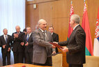 Alexander Lukashenko and Tomislav Nikolić sign official documents after the meeting