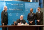 Президент Республики Беларусь Александр Лукашенко в здании Генеральной ассамблеи ООН подписал Конвенцию о правах инвалидов