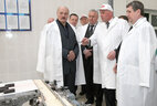 Александр Лукашенко во время посещения Полесского производственного участка ОАО "Молочные продукты" (Хойникский район)