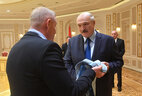 Александру Лукашенко подарили вышиванку известного украинского дизайнера