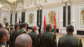 Президент Беларуси Александр Лукашенко, выпускники, военные, Дворец Независимости, награды