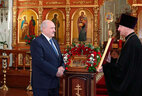 В храме Александру Лукашенко вручили копию чудотворной византийской иконы "Покровительница"