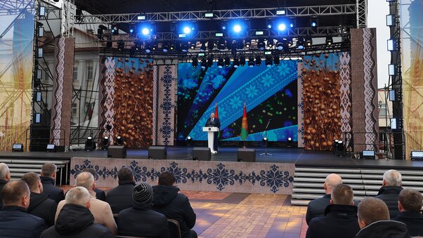 Александр Лукашенко во время церемонии чествования аграриев на областном фестивале "Дажынкі-2024" в Полоцке Лукашенко Полоцк дожинки