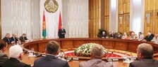 Президент Беларуси Александр Лукашенко выступил на церемонии вручения государственных наград заслуженным людям страны, 28 июня 2013 года
