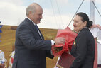 Александр Лукашенко по традиции вручил награды победителям республиканского соревнования по уборке урожая 2013 года