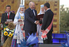 Александр Лукашенко по традиции вручил награды победителям республиканского соревнования по уборке урожая 2013 года