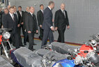 Александр Лукашенко во время посещения предприятия ОАО 'Мотовело'