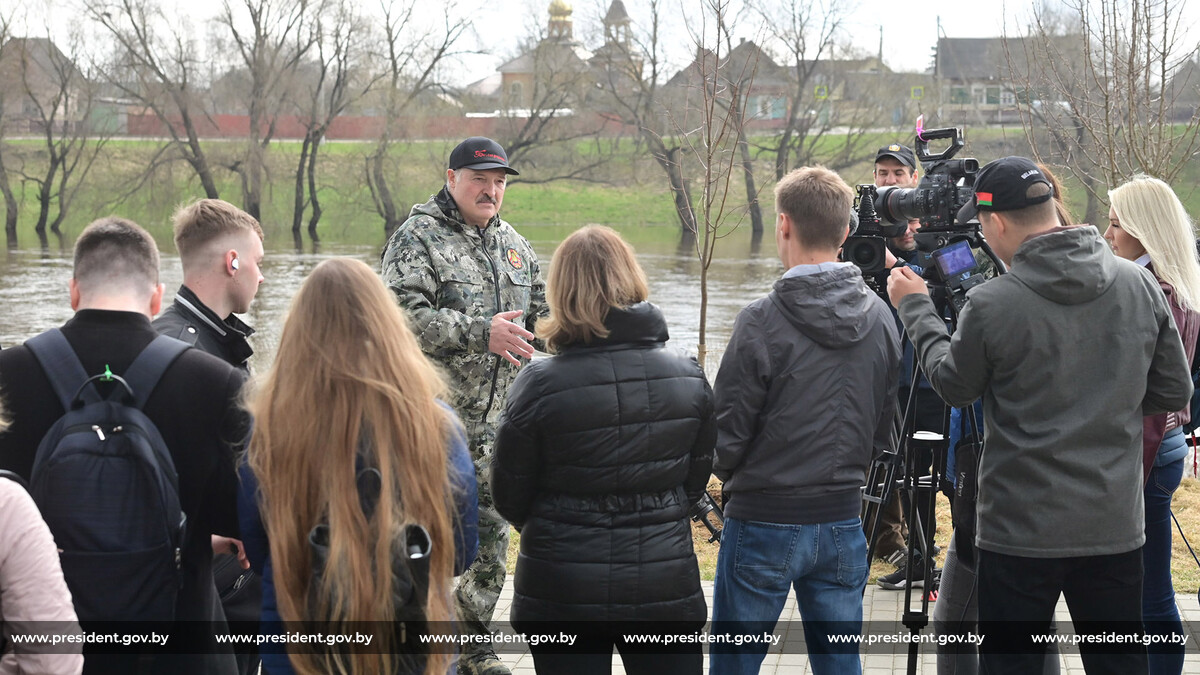 Новости беларуси 97. Попытка госпереворота в Белоруссии. Лукашенко Республиканский субботник. Покушение на Лукашенко.