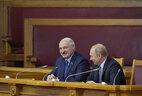 Президент Беларуси Александр Лукашенко и Президент России Владимир Путин на пленарном заседании VI Форума регионов Беларуси и России