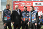 Александр Лукашенко с участниками мотопробега