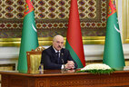 Президент Беларуси Александр Лукашенко во время церемонии подписания двусторонних документов