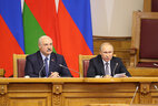 Президент Беларуси Александр Лукашенко и Президент России Владимир Путин
 на пленарном заседании VI Форума регионов Беларуси и России