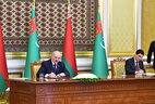 Президент Беларуси Александр Лукашенко и Президент Туркменистана Гурбангулы Бердымухамедов во время церемонии подписания двусторонних документов