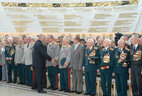 Alexander Lukashenko greets the veterans