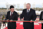 Президент Беларуси Александр Лукашенко и Президент Туркменистана Гурбангулы Бердымухамедов во время церемонии