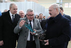 Александр Лукашенко во время посещения стеклозавода "Неман"