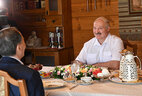 After visiting the spring well and after a tour of the residence Alexander Lukashenko and Wang Qishan spent some time in the tea house enjoying Chinese tea and Belarusian jam. They discussed the situation in the world and international relations