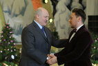Aleksandr Lukashenko presents the Medal of Francysk Skaryna to singer Ruslan Alekhno