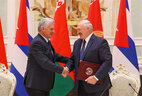Президент Беларуси Александр Лукашенко и Президент Кубы Мигель Марио Диас-Канель Бермудес во время подписания документов по итогам встречи