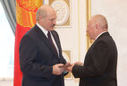 Alexander Lukashenko presents a certificate of professor of clinical medicine to deputy director (surgery) of the Aleksandrov Oncology and Medical Radiology National Research Center Viktor Kokhnyuk