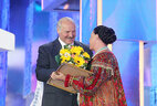 Alexander Lukashenko presents a special award “Through Art to Peace and Understanding” to People’s Artist of Russia Nadezhda Babkina
