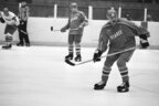 Александр Лукашенко играет в хоккей