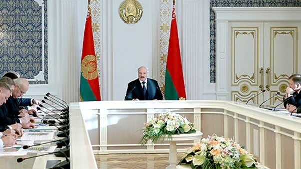 Президент Беларуси Александр Лукашенко провел совещание по вопросам строительства на территории Минской области жилых районов для жителей Минска, 17 января 2014 г. Президент Беларуси Александр Лукашенко провел совещание по вопросам строительства на территории Минской области жилых районов для жителей Минска, 17 января 2014 г.